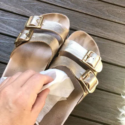 Schuhe innen mit 3-in-1-Reinigungstüchern reinigen