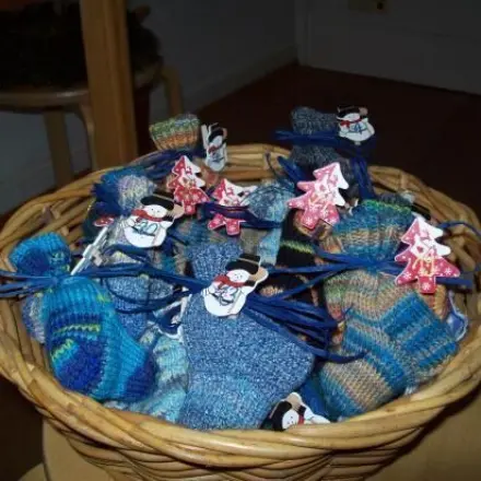 Multifunktionaler Adventskalender aus handgestrickten Babysocken