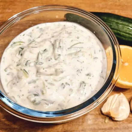 Tzatziki selbst gemacht plus leckeres Getränk für heiße Tage