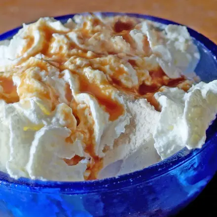 Selbstgemachte Karamellsoße mit Himbeernote