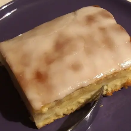 Zuckerguss aus Apfelsaft und Puderzucker herstellen