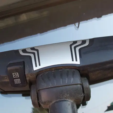 Straßenstaub: Fenster schnell sauber mit dem Staubsauber