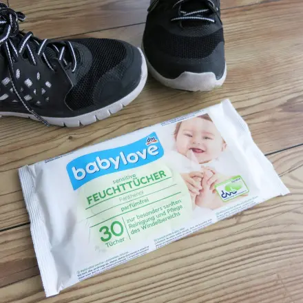Weiße Turnschuhe werden wieder weiß mit Babyfeuchttüchern