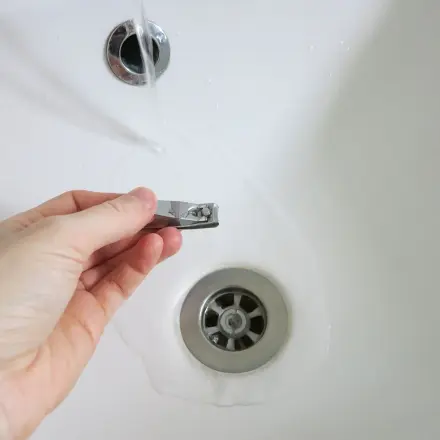 Fingernägel unter Wasser schneiden