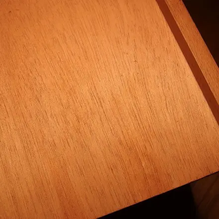 Staubwischen auf unbehandeltem Holz