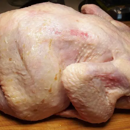 Hühnchen mit Zitronensaft einreiben