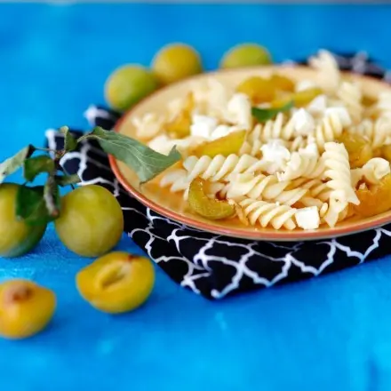 Süße Nudeln mit Mirabellen und Ziegenfrischkäse