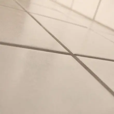 Große Fliesenwandflächen reinigen