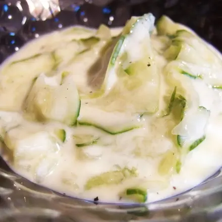 Gurkensalat mit Joghurt-Dill-Dressing