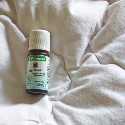 Hausstaubmilben mit Teebaumöl aus dem Bett "jagen"