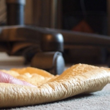 Katzenhaare vom Teppich entfernen