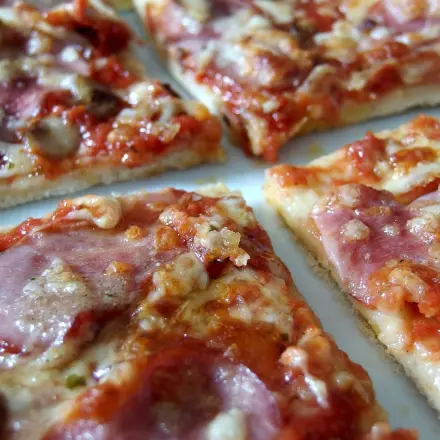 Pizzaschneiden mit der Pizzaschere