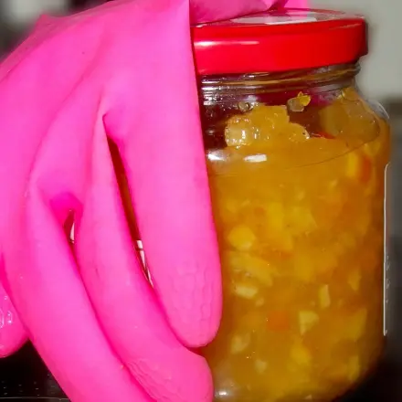 Gummihandschuhe zum Einkochen von Marmelade