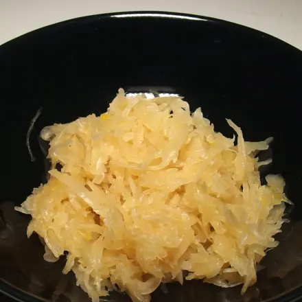 Zur Grillparty Sauerkraut roh servieren zu Bratwürsten