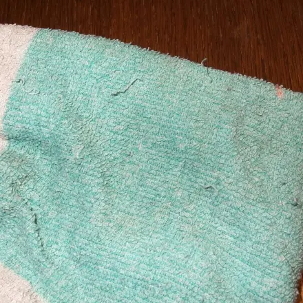 Altes Frotteehandtuch haftet gut am Schrubber