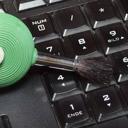 Tastatur leicht reinigen - kleiner Pinsel mit Blasebalg