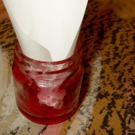 Fliegenfalle - Glas mit Marmelade und Papiertrichter