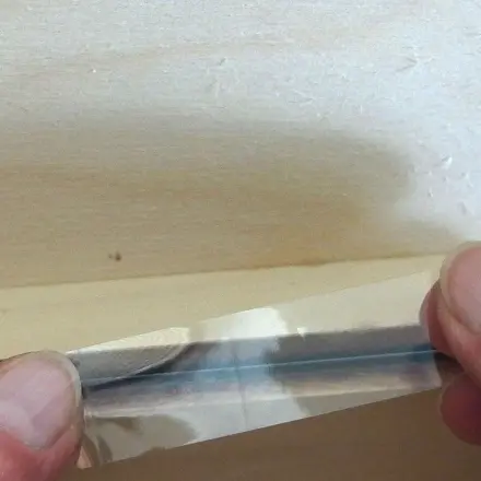 Mit Klebeband, Staub & Schmutz aus Rillen, Ecken usw. entfernen