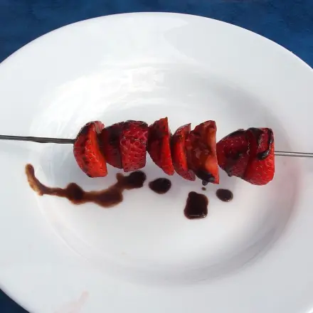 Obstspieße mit Schokolade überzogen