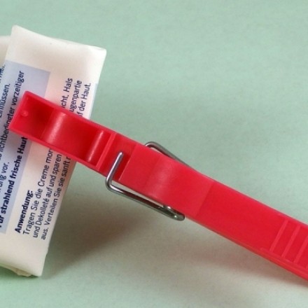Zahnpastatube völlig entleeren - mit Wäscheklammer fixieren