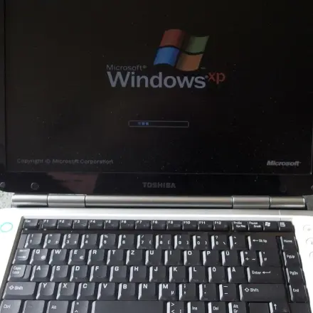 Zu viel Hitze durch das Laptop - Oberschenkel schützen