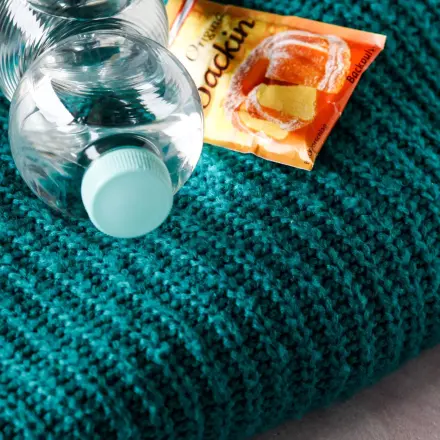 Flecken aus Wollkleidung mit Backpulver & Mineralwasser entfernen