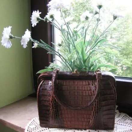 Ungewöhnliche Dekoration: alte Handtasche mit Blumenstrauß
