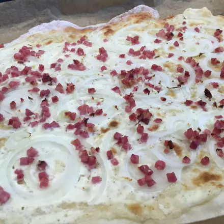 Elsässer Flammkuchen mit Hefeteig