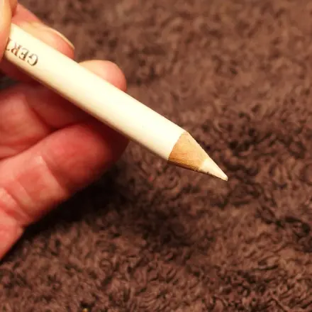 Augenbrauen zupfen leichter gemacht: weißen Kajalstift benutzen