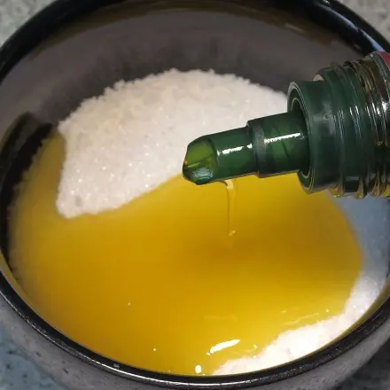 Körperpeeling mit Zucker und Olivenöl