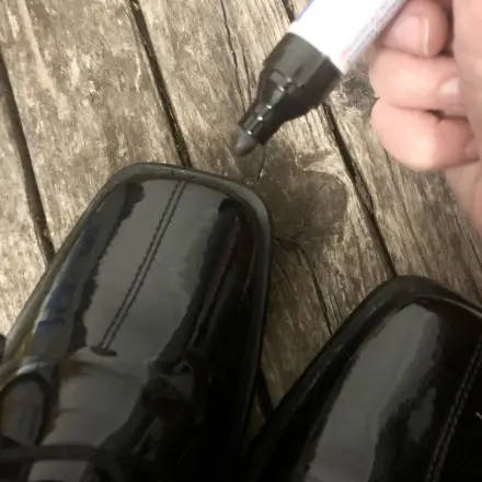Schlieren am schwarzen Lackschuh entfernen