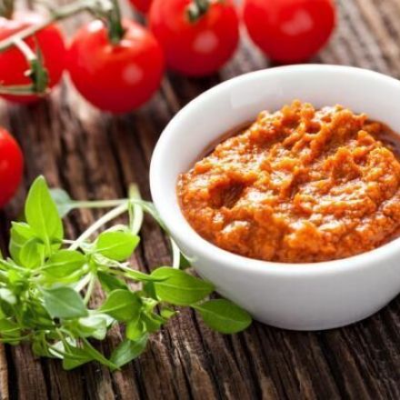 Frisches sizilianisches Tomatenpesto