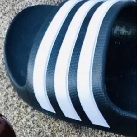 Reinigen von Badelatschen mit Noppen