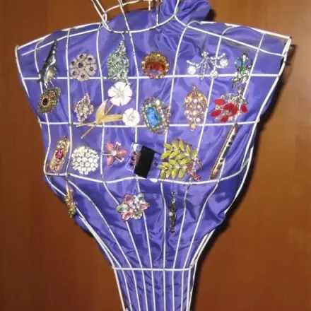 Sammlung alter Broschen hübsch auf Drahtbüste präsentieren