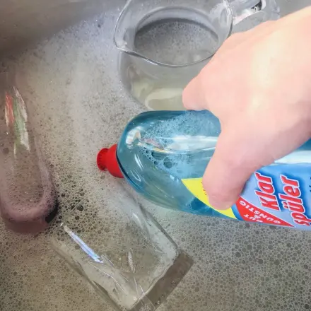 Gläser spülen von Hand, mit Glanzspüler
