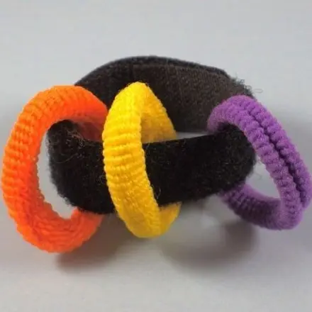 Haargummis ohne Probleme wiederfinden: auf Kabelbinder fädeln