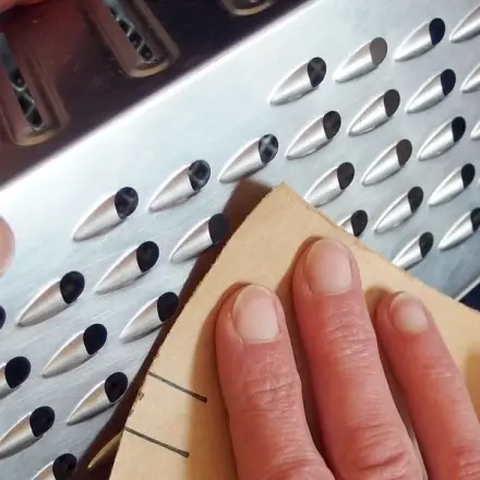 Stumpfe Küchenreibe mit Sandpapier schärfen