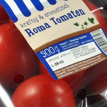 Im Supermarkt Gewicht abgepackter Ware überprüfen