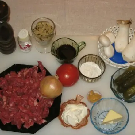 Rindfleisch Geschnetzeltes mit Gürkchen und Pilzen