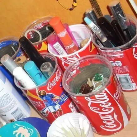 Schmink- und Schmuckaufbewahrung aus Coladosen