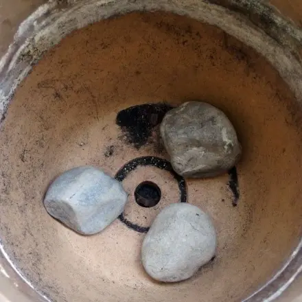 Große Blumentöpfe beschweren mit faustgroßen Steinen