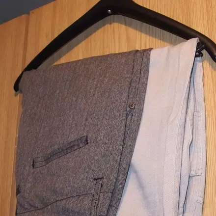 Hosen auf Kleiderbügel