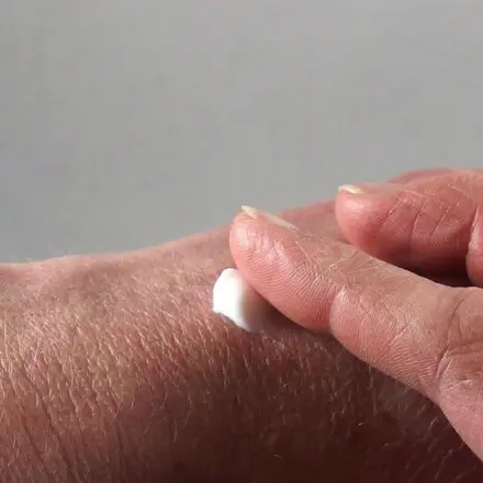 Beim Gesichtspeeling nicht die Hände vergessen