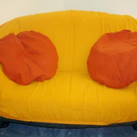 Altes Sofa mit Spannbettbezug beziehen