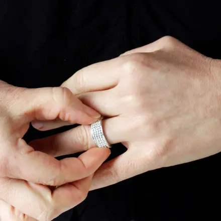 Ausziehen von engen Ringen erleichtern