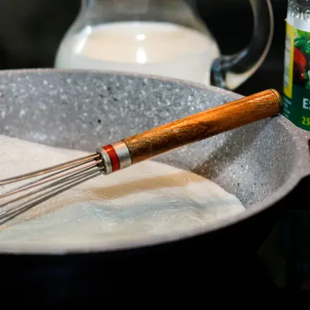 Papierkleber aus Milch herstellen