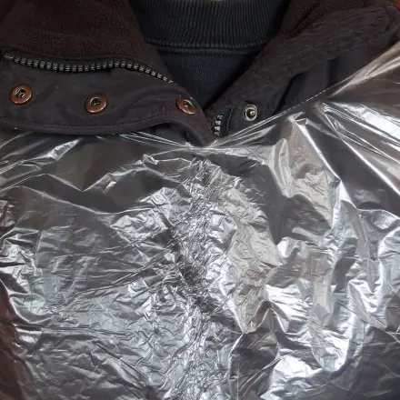 Schürze aus Plastikabfalltüte mit Griffen