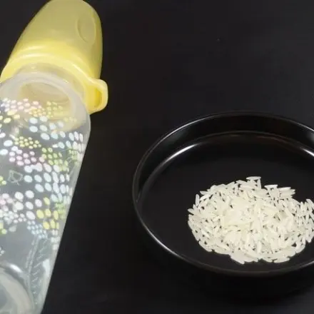 Milchfläschchen/Babyfläschchen mit Reis reinigen