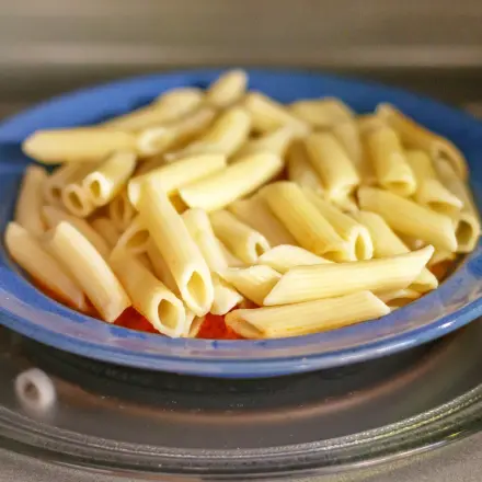Sauber Bolognese & Co in der Mikrowelle aufwärmen