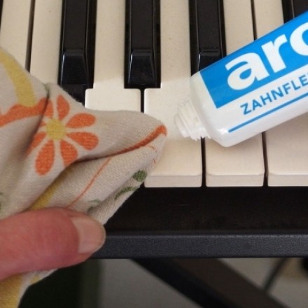 Klaviertasten reinigen mit Zahnpasta
